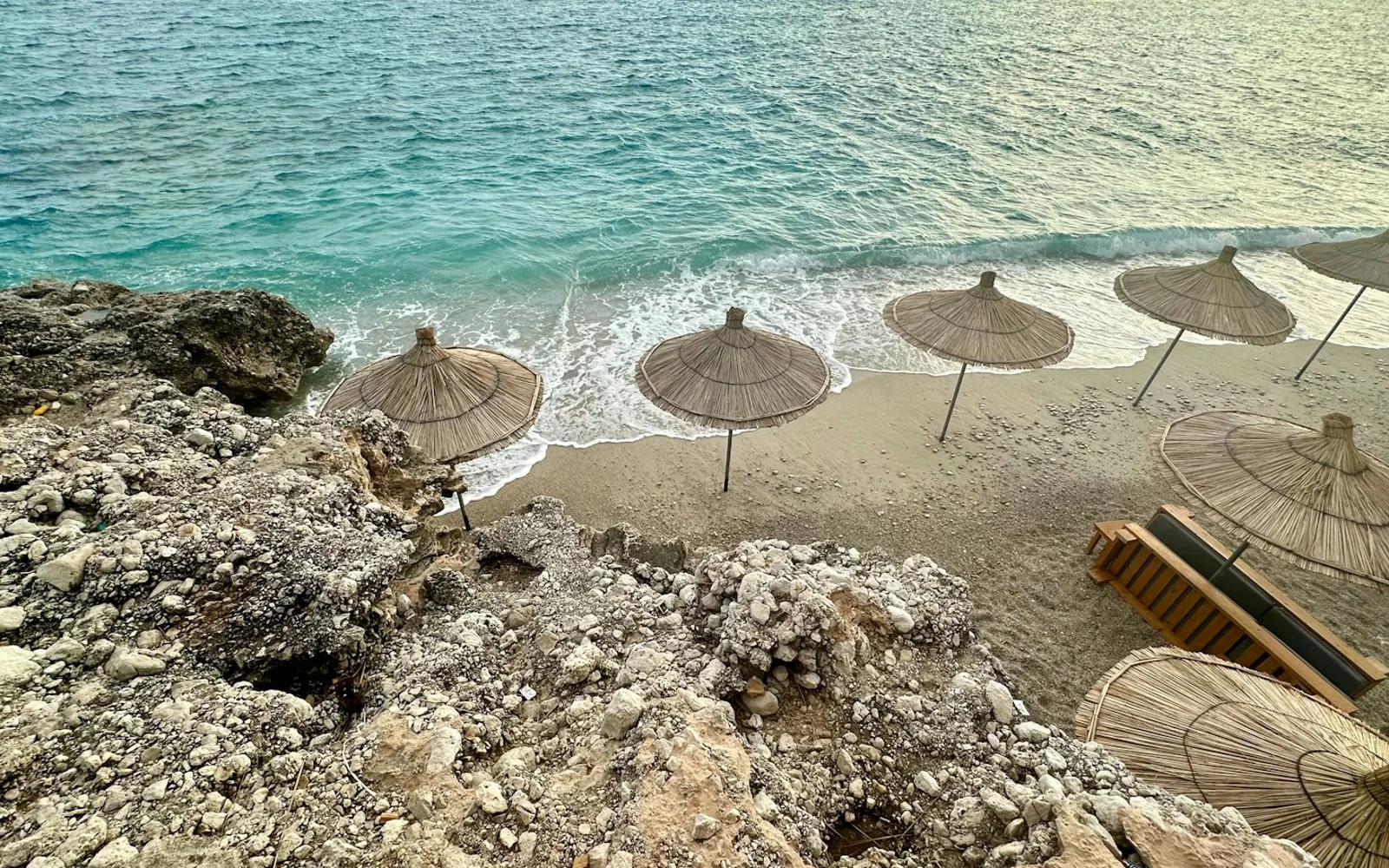A beach in the Himarë المساحة