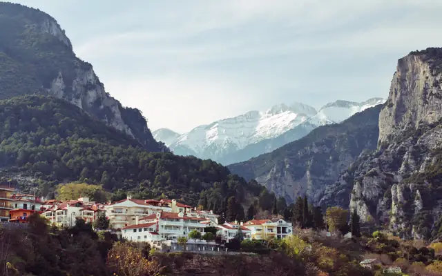 Litochoro under skråningerne og snedækkede tinder af Mount Olympus